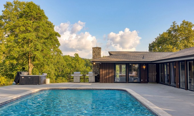 New Market House | Amber Refresh by AvantStay | Pool and Hot Tub