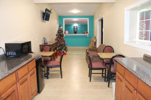 Paris Hotel | American Inn & Suites