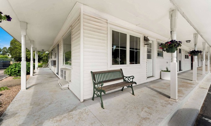 Stonington Hotel | Americas Best Value Inn Stonington Mystic