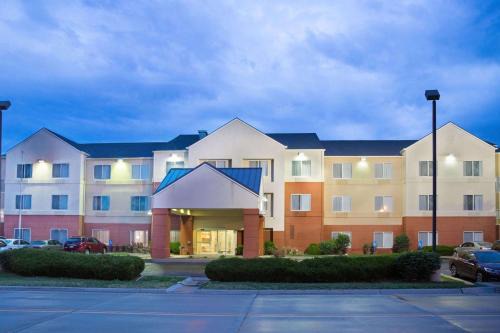 Hays Hotel | AmericInn by Wyndham Hays