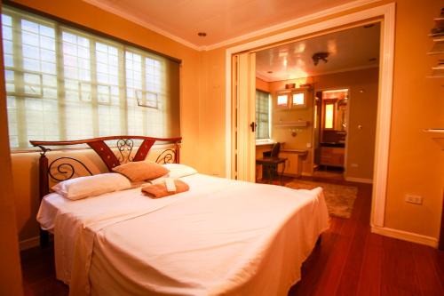 Urdaneta City Bed & Breakfast | Amor Building - Urdaneta City