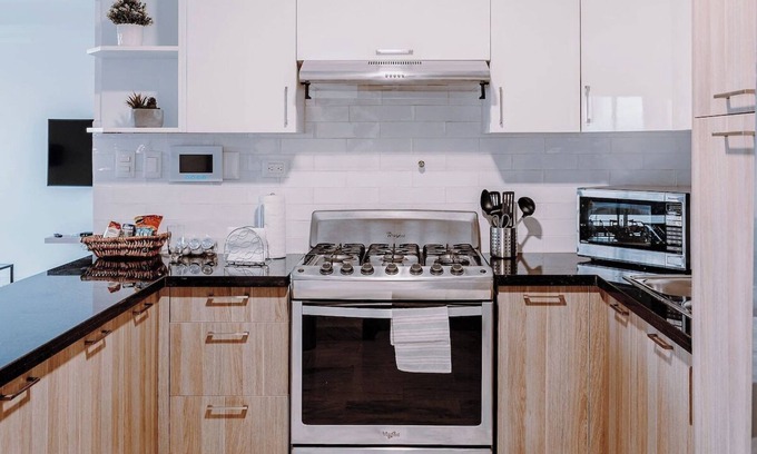 Gascue Apartment | Amplio apartamento con hermosa vista. /Spacious apartment with a beautiful view.