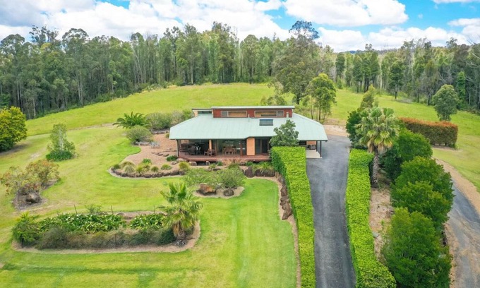 Possum Brush House | An idyllic, secluded luxury house with a panoramic views.