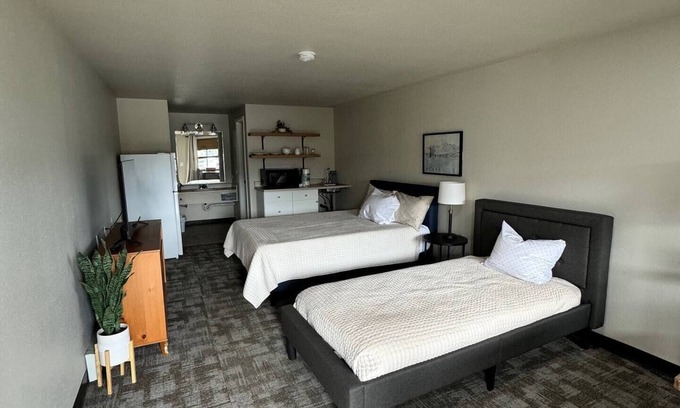 Anchor Point Hotel | Anchor Point Stays, Room 4 with Cozy 2 bed