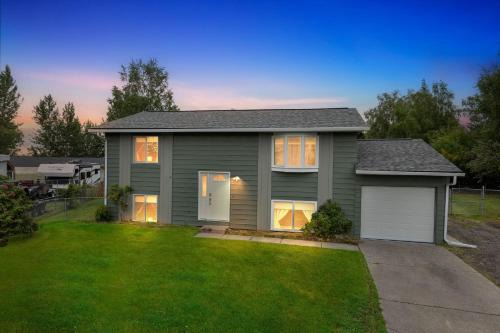Bayshore - Klatt House | Anchorage 5BR Retreat Hikes, City & Comfort home
