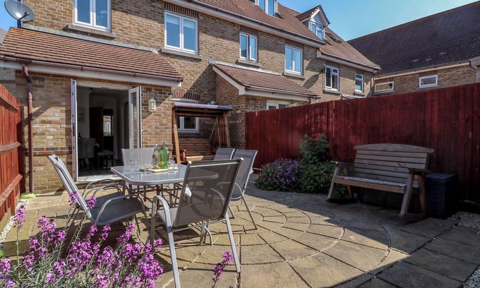 Weymouth House | ANCHORS AWAY, pet friendly, with a garden in Weymouth