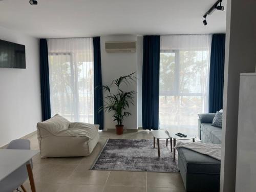 Shengjin Apartment | Andrras Beach House Beachfront Apartment with Sea View