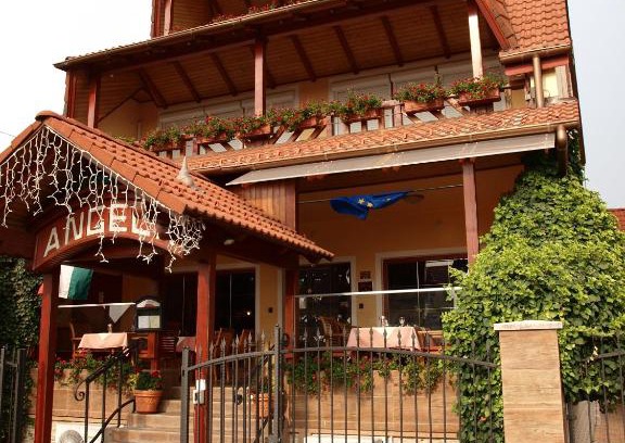 Berettyoujfalu Bed & Breakfast | Angela Panzió