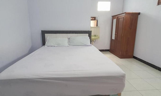 Caruban Hotel | Angrumba Family Homestay near RSUD Caruban Mitra RedDoorz