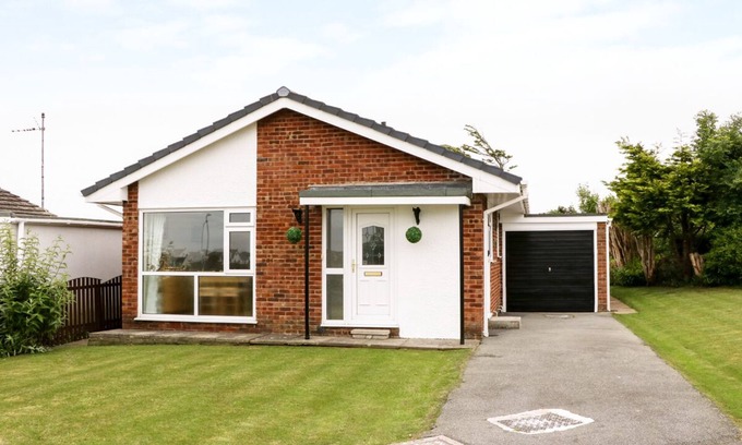 Rhoscolyn House | ANNEDDLE, pet friendly, with a garden in Four Mile Bridge
