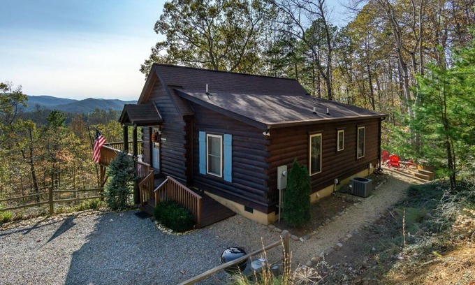 Fairview Cabin | Annie's Cabin | Pet Friendly | Mountain View | Hot Tub | Fire Pit