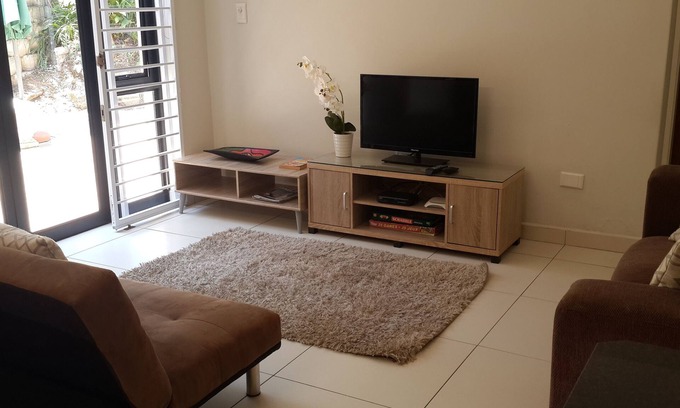 Salt Rock Apartment | Apart 7min walking distance to beach & Wi-Fi