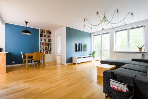 Bemowo Apartment | Apartament 100m2 - 2 sypialnie, 2 łazienki, salon, kuchnia, taras, WiFi, rowery
