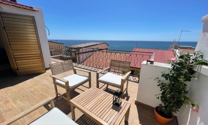 Giardini Naxos Apartment | Apartament z widokiem na morze 20 m od plaży w Giardini Naxos na Sycylii.