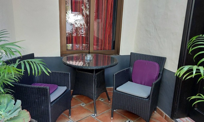 El Guincho Apartment | Apartamentos Monasterio de San Antonio - Mediterranes Apartment mit kleiner Terrasse im Innenhof