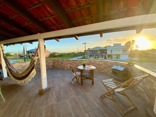 Laguna Apartment | Apartamentos exclusivos e equipado com varanda ou terraço com Pôr do sol, cozinha privativa, Wi-Fi 600MBs, a 700m da praia de Itapirubá e 1km da BR-101