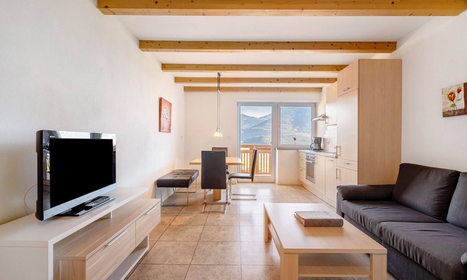 Termeno Sulla Strada del Vino Apartment | Apartment 'Kastelaz' with Mountain View, Shared Garden and Wi-Fi