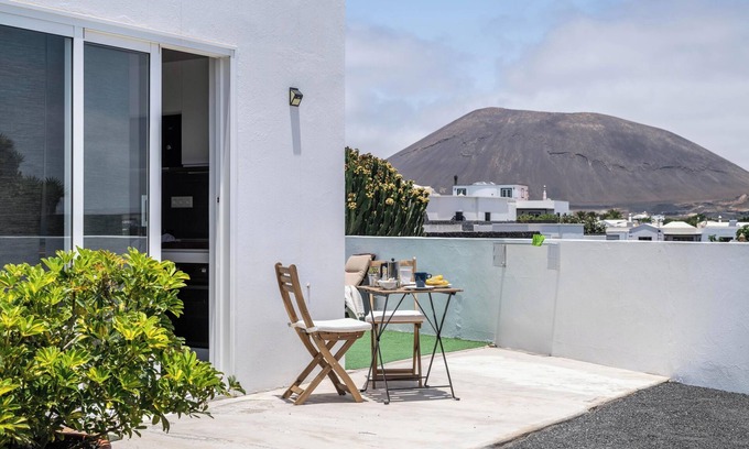 San Bartolome Apartment | Apartment 'Casa Majina' with Volcano View, Terrace & Wi-Fi