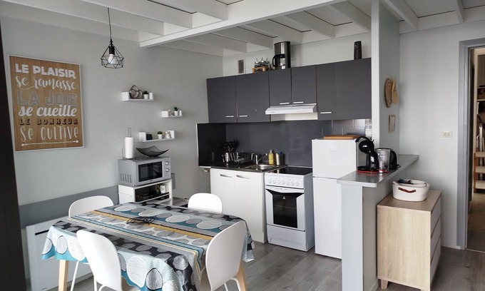 Besse-et-Saint-Anastaise Apartment | Apartment 6 people resort center.private parking.pets welcome