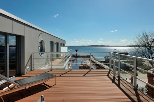 Eckernfoerde Apartment | Apartment 37 "Sonnendeck", Blickrichtung von der Terrasse auf das Offenes Meer, Strand, Innenstadt