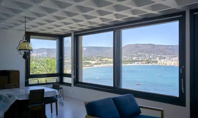 Cap Benat Apartment | Apartment 'Accès Direct À La Mer' with Sea View, Private Terrace and Wi-Fi