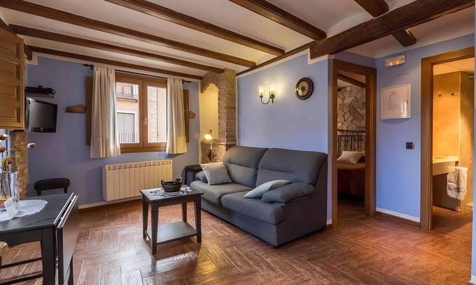 Daroca Apartment | Apartment 'Amira' with Wi-Fi and Air Conditioning