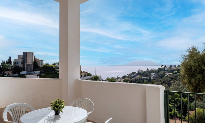 El Candado Apartment | Apartment 'Apartamento Vistas Golf Y Bahía' with Sea View, Wi-Fi and Air Conditioning