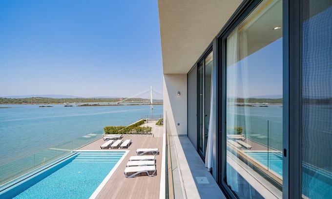 Mexilhoeira da Carregacao Apartment | Apartment by Ideal Homes | Overlooking Arade River | Pool | Gym