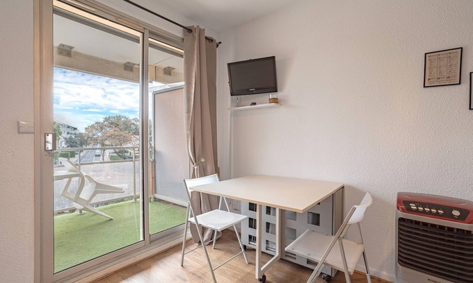 Le Port Apartment | Apartment 'Cosy Le Phoebus' with Balcony and Wi-Fi