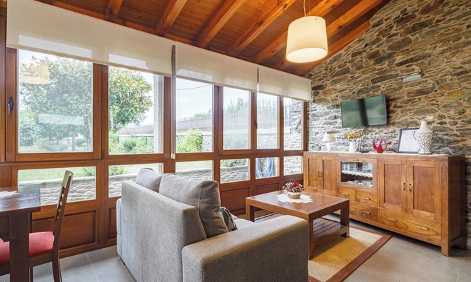 Ordes Apartment | Apartment 'Camino' with Shared Terrace, Private Garden and Wi-Fi