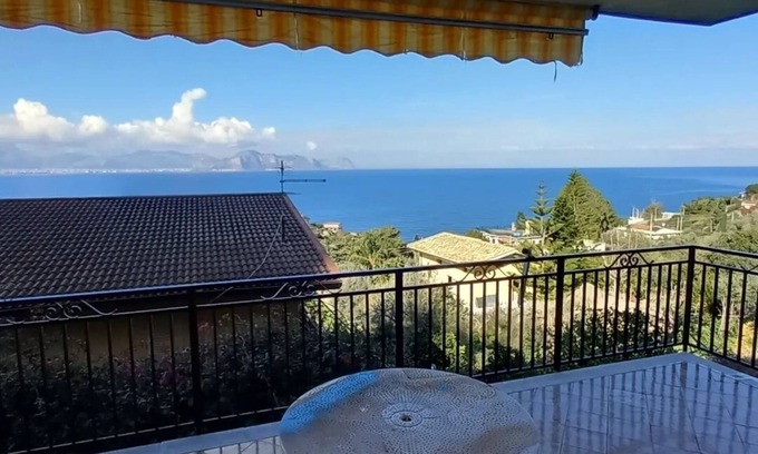 Aspra Apartment | Apartment 'Casa Mongerbino' with Sea View, Wi-Fi and Air Conditioning