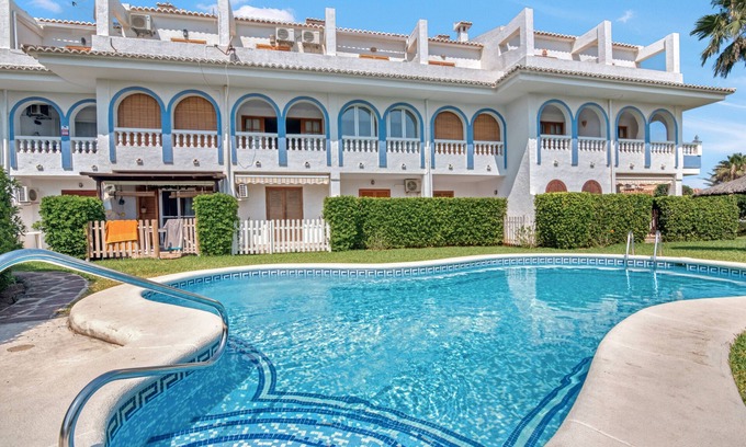 Almadrava Beach Apartment | Apartment 'Chill Beach' with Shared Pool, Wi-Fi and Air Conditioning