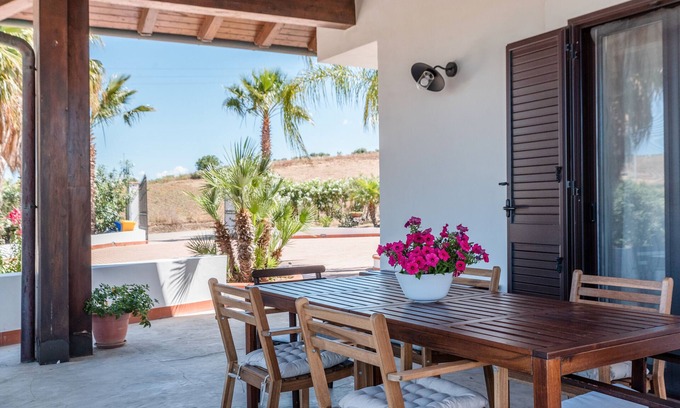 Montallegro Apartment | Apartment 'Con Veranda E Cucina' with Mountain View, Wi-Fi and Air Conditioning