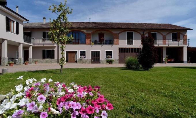 Castell'Alfero Apartment | Apartment 'Country House Bea' with Shared Pool, Shared Garden and Wi-Fi