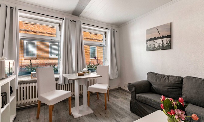 Wesselburen Apartment | Apartment 'Das Weiße Stadthaus' with Wi-Fi