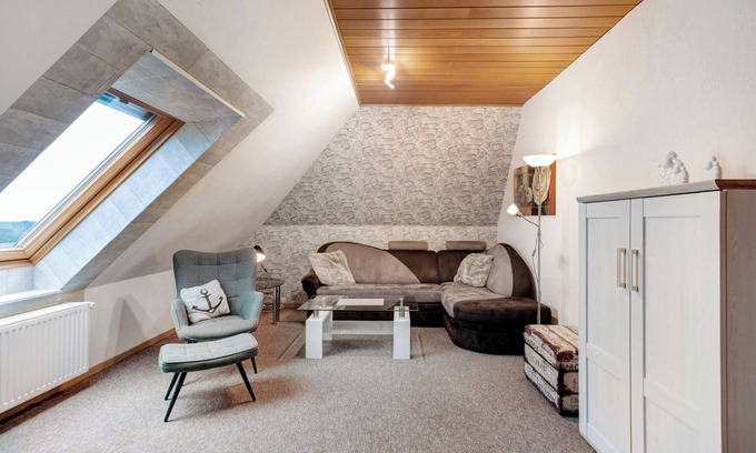 Hedwigenkoog Apartment | Apartment 'Deichblick 1' with Shared Garden and Balcony