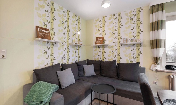 Hedwigenkoog Apartment | Apartment 'Deichblick 2' with Shared Garden and Balcony