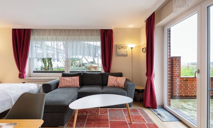 Hedwigenkoog Apartment | Apartment 'Deichblick 3' with Shared Garden and Balcony