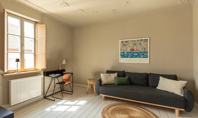 Grossostheim Apartment | Apartment 'Eckhaus - Kamin' with Shared Terrace and Wi-Fi