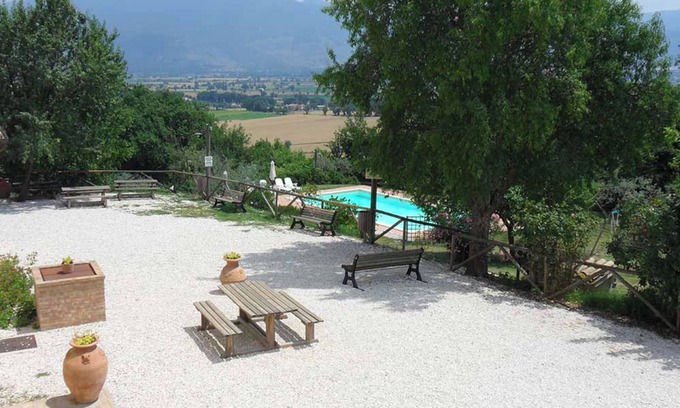 San Brizio Apartment | Apartment 'Edera' with Shared Pool, Wi-Fi and Air Conditioning
