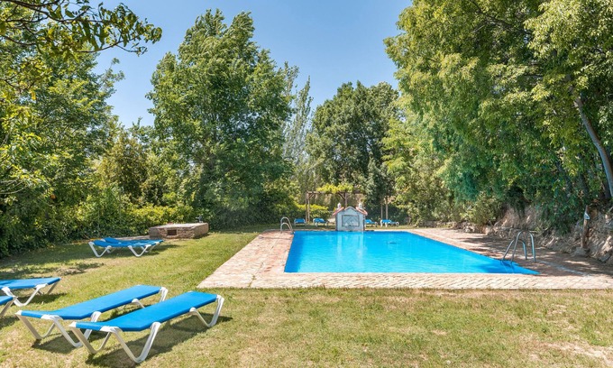 La Zubia Apartment | Apartment 'El Cobertizo' with Mountain Views, Shared Pool and Wi-Fi