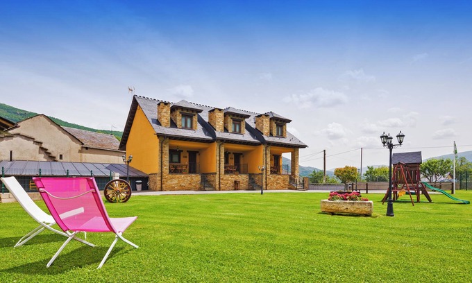 Caboalles de Abajo Apartment | Apartment 'El Hechizo' with Mountain View, Shared Pool and Wi-Fi