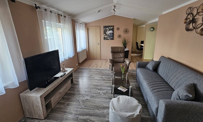 Bad Klosterlausnitz Apartment | Apartment 'Ferienwohnung Am Schwanenteich' with Wi-Fi