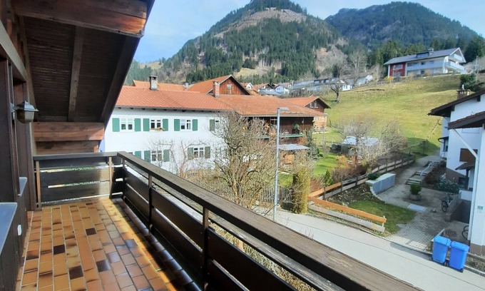 Burgberg Apartment | Apartment 'Ferienwohnung Hörnleblick' with Balcony and Wi-Fi