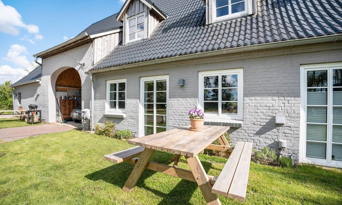 Dollerup Apartment | Apartment 'Fehrsland 1' with Shared Garden