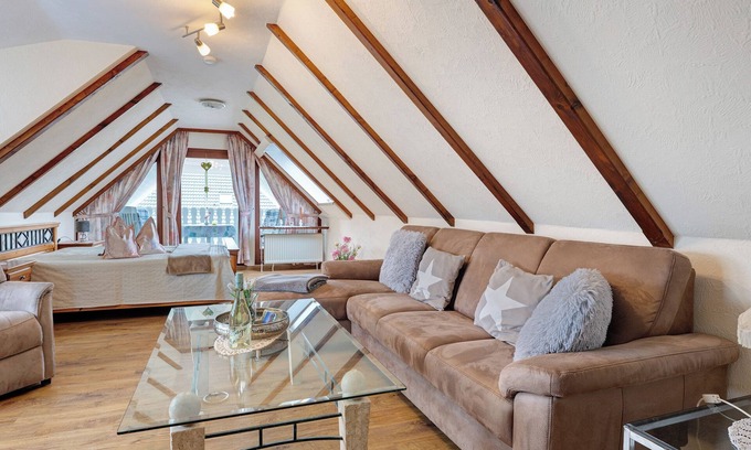 Wesselburen Apartment | Apartment 'Ferienwohnung 1' with Shared Garden, Balcony and Wi-Fi