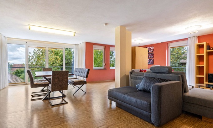 Oschelbronn Apartment | Apartment 'Ferienwohnung Gäufelden 120 Qm' with Balcony and Wi-Fi