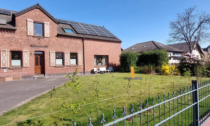 Rhein-Erft-Kreis District Apartment | Apartment 'Fewo Haus Cäcilia' with Wi-Fi