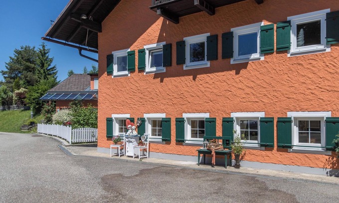 Eggelsberg Apartment | Apartment 'Fewo Im Gästehaus Maximilian' with Mountain View, Balcony and Wi-Fi