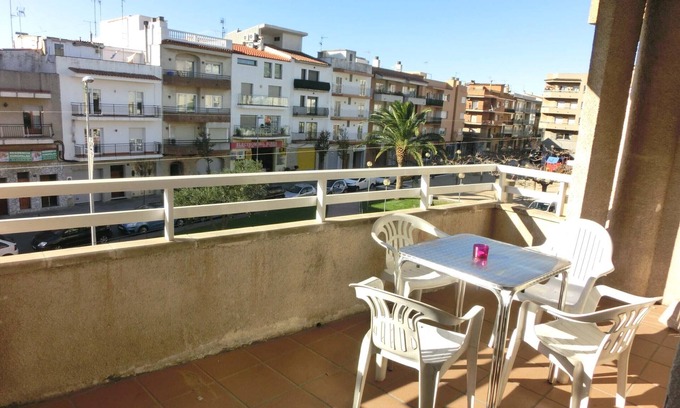 Roses Town Center Apartment | Apartment for 2-7 in the center of economic Roses.